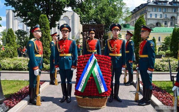 Prezident Uzbekistana posetil skver Islama Karimova v Moskve - Sputnik O‘zbekiston