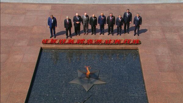 Владимир Путин с зарубежными лидерами возложил цветы к Могиле Неизвестного Солдата в Москве  - Sputnik Узбекистан