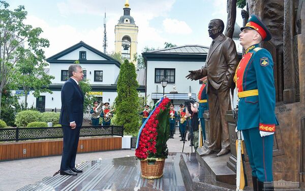 Prezident Uzbekistana posetil skver Islama Karimova v Moskve - Sputnik O‘zbekiston