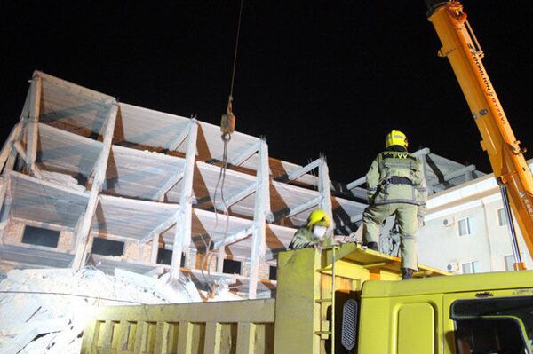 Обрушение здания строящейся гостиницы в Карши — новые подробности - Sputnik Узбекистан