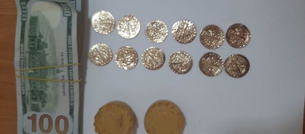 В Навоийской области была пресечена контрабанда золотых монет В Навоийской области была пресечена контрабанда золотых монет - Sputnik Ўзбекистон