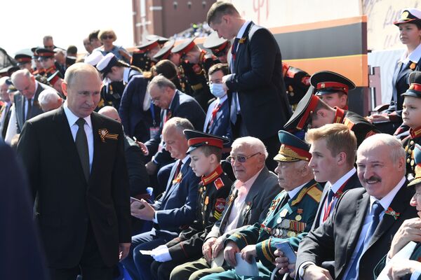 Rossiya prezident Vladimir Putin parad boshlanishi oldidan.  - Sputnik O‘zbekiston