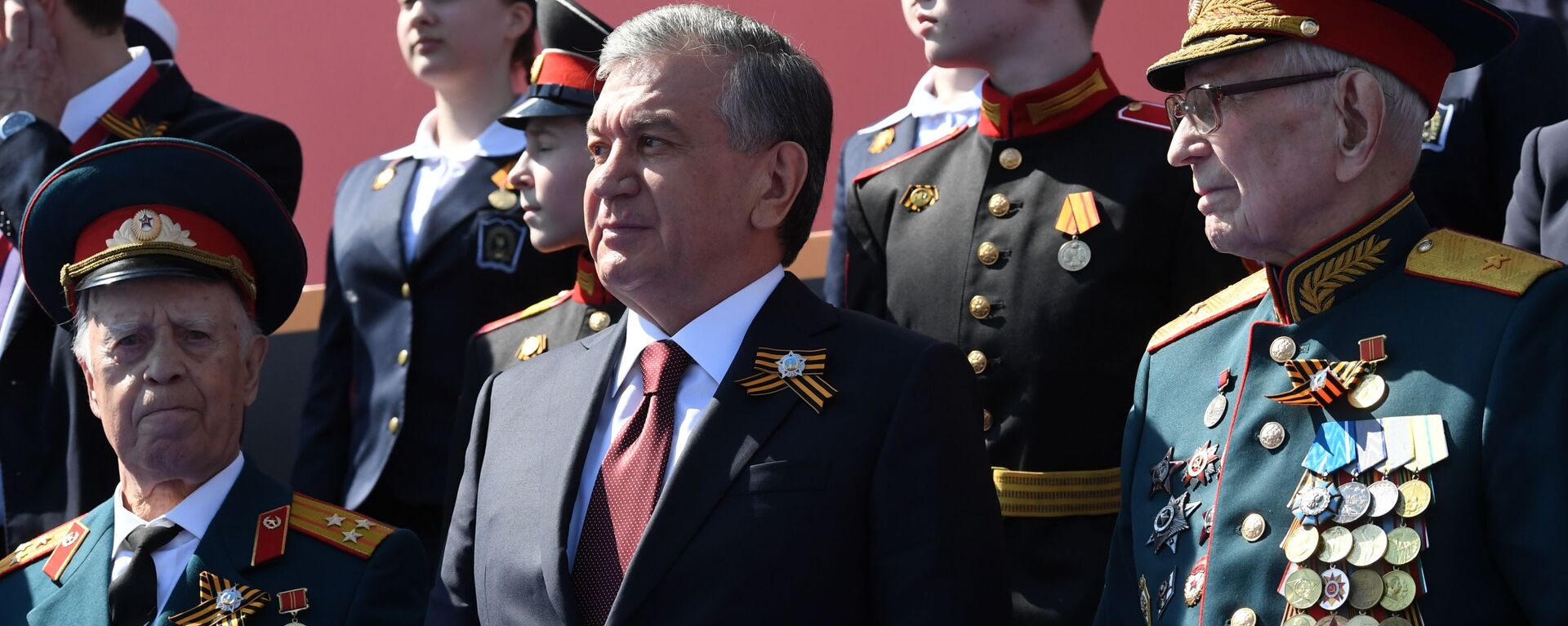 Президент Узбекистана Шавкат Мирзиеев во время военного парада  Победы в Москве - Sputnik Ўзбекистон, 1920, 07.04.2025