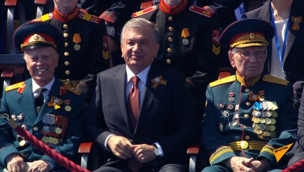 Шавкат Мирзиёев в время парада в честь 75-летия Победы - Sputnik Узбекистан