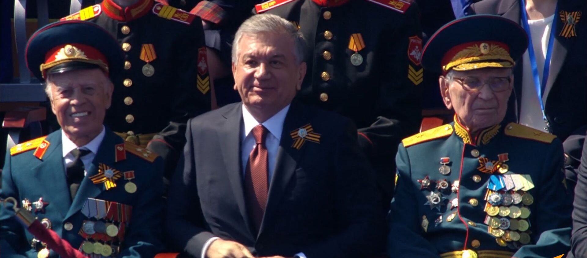 Шавкат Мирзиёев в время парада в честь 75-летия Победы - Sputnik Узбекистан, 1920, 25.06.2020