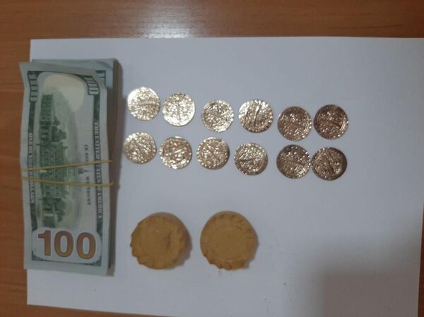 В Навои двое мужчин пытались продать самодельные золотые монеты В Навои двое мужчин пытались продать самодельные золотые монеты - Sputnik Узбекистан