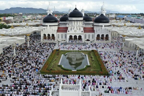 Indoneziyadagi Bayturrahmon Raya masjidi, ibodat paytida dindor, balandlikdan  ko‘rinish.. - Sputnik O‘zbekiston