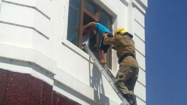 В Гулистане произошел пожар в частной школе, более 100 учеников эвакуированы - Sputnik Узбекистан