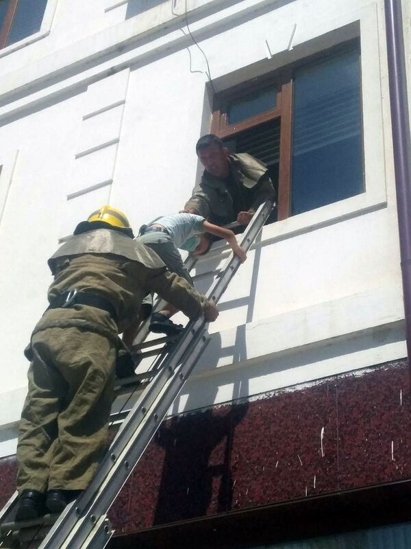 Из горящей школы в Гулистане спасатели эвакуировали 111 человек - Sputnik Узбекистан