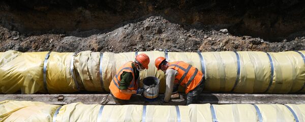 Рабочие ведут монтаж труб Рабочие ведут монтаж труб - Sputnik Узбекистан