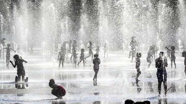 Дети играют под струями фонтанов в Ницце, Франция - Sputnik Ўзбекистон