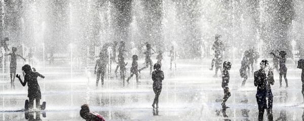 Дети играют под струями фонтанов в Ницце, Франция Дети играют под струями фонтанов в Ницце, Франция - Sputnik Ўзбекистон