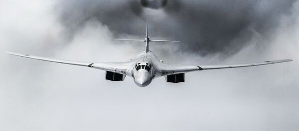 Стратегический бомбардировщик-ракетоносец Ту-160 во время воздушной части военного парада Победы в Москве - Sputnik Узбекистан