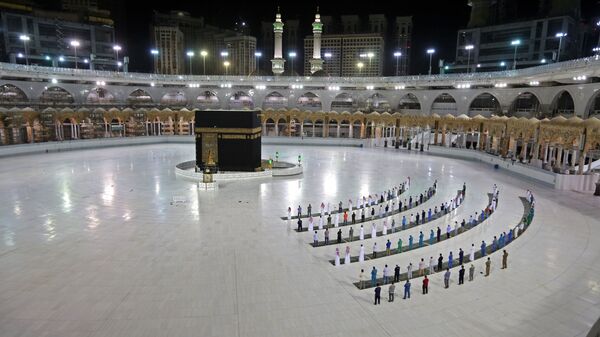 Верующие во время молитвы в Каабе, Саудовская Аравия - Sputnik Ўзбекистон