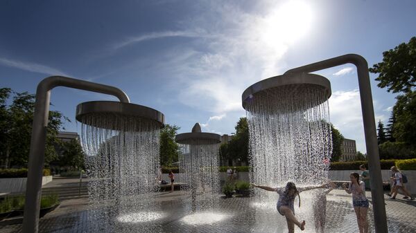 Дети играют в фонтане во время жары в Вильнюсе, Литва - Sputnik Ўзбекистон
