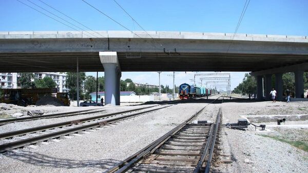 В Сергелийском районе завершается строительство путепровода на пересечении улицы Кипчак с железной дорогой Ташкент — Ангрен - Sputnik Узбекистан