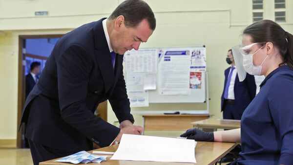 Дмитрий Медведев во время голосования по вопросу принятия поправок в Конституцию РФ - Sputnik Узбекистан