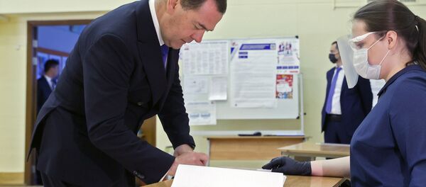 Дмитрий Медведев во время голосования по вопросу принятия поправок в Конституцию РФ - Sputnik Узбекистан