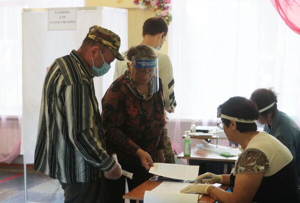 Участники голосования по внесению поправок в Конституцию РФ на избирательном участке №1008 в селе Ненашево Тульской области - Sputnik Узбекистан