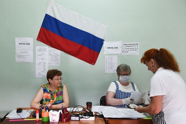 Члены избирательной комиссии перед началом голосования по внесению поправок в Конституцию РФ на избирательном участке No1503 в Новосибирске - Sputnik Узбекистан