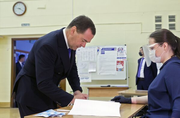 Дмитрий Медведев во время голосования по вопросу принятия поправок в Конституцию РФ - Sputnik Узбекистан