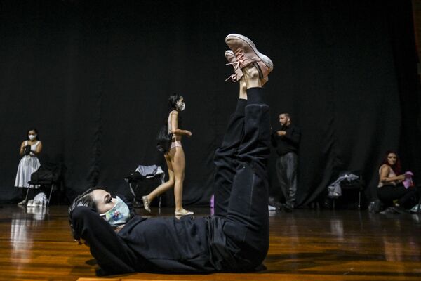 Танцоры разминаются перед выступлением на XIV Международном фестивале танго в Музее Метрополитен в Медельине - Sputnik Узбекистан