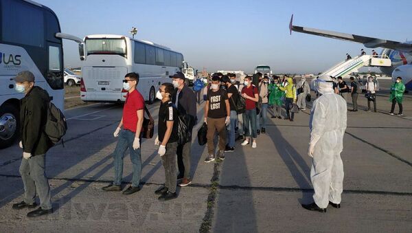 Charternim aviareysom iz Moskvi v Tashkent pribili 220 studentov Tashkentskogo instituta injenerov jeleznodorojnogo transporta - Sputnik O‘zbekiston