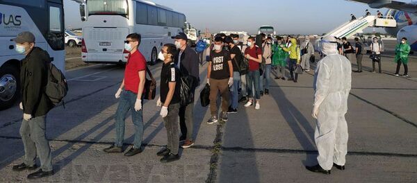 Чартерным авиарейсом из Москвы в Ташкент прибыли 220 студентов Ташкентского института инженеров железнодорожного транспорта - Sputnik Узбекистан
