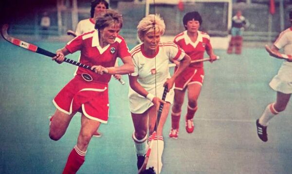 Хоккеистка Алина Хам на Олимпиаде-80: японские кроссовки и защита фамилии Хоккеистка Алина Хам на Олимпиаде-80: японские кроссовки и защита фамилии - Sputnik Узбекистан