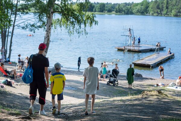 Люди отдыхают на озере Маларен в Стокгольме, Швеция - Sputnik Узбекистан