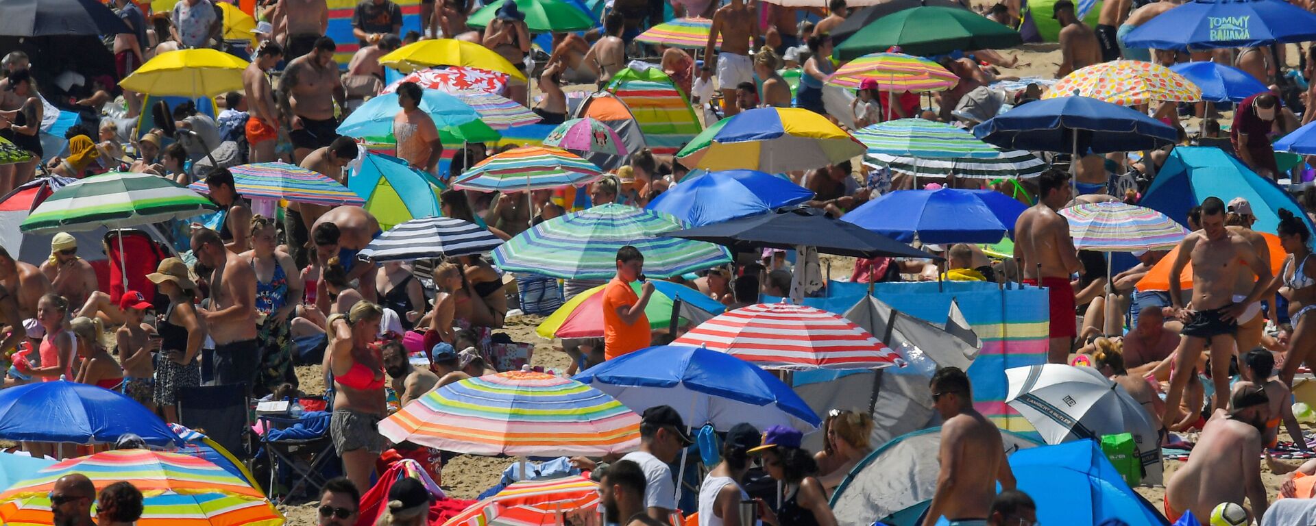 Люди наслаждаются жаркой погодой на пляже в Борнмуте, Великобритания - Sputnik Ўзбекистон, 1920, 09.07.2020