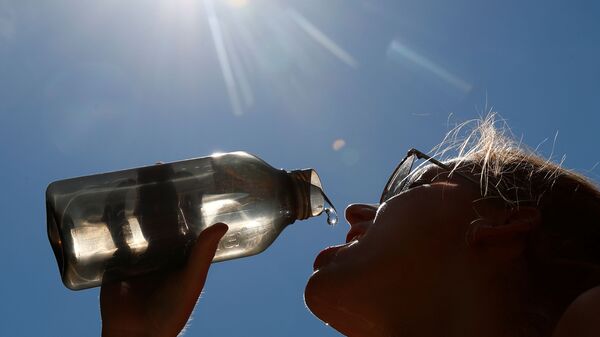 Женщина пьет воду в парке в центре Брюсселя, Бельгия - Sputnik Ўзбекистон