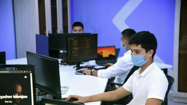 Молодые люди работают за компьютерами - Sputnik Узбекистан