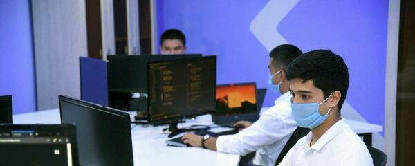 Молодые люди работают за компьютерами - Sputnik Узбекистан