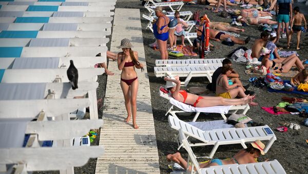 Sochi Sirk plajida dam olayotgan turistlar. - Sputnik O‘zbekiston