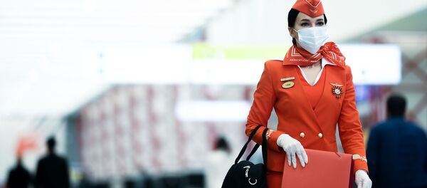 Стюардесса авиакомпании Аэрофлот в аэропорту Шереметьево в Москве Стюардесса авиакомпании Аэрофлот в аэропорту Шереметьево в Москве - Sputnik Ўзбекистон