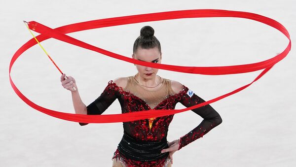 Гимнастка Дина Аверина во время выступления на международном онлайн-турнире по художественной гимнастике - Sputnik Ўзбекистон