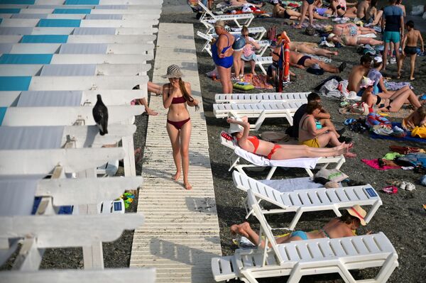 Sochi Sirk plajida dam olayotgan turistlar. - Sputnik O‘zbekiston