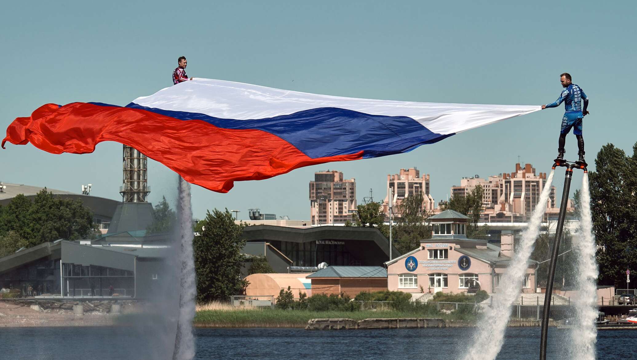 В москве подняли флаг. Самый высокий флагшток в Европе. Большой флаг. День России в Америке. Большой флаг России.