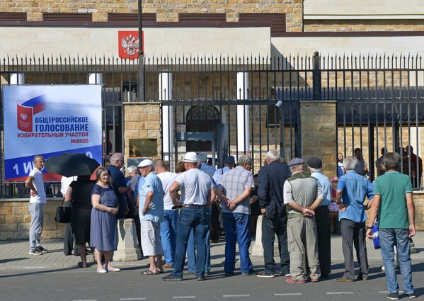 Очередь возле избирательного участка №8000 в городу Сухуме в Абхазии, где проходит голосование по вопросу одобрения изменений в Конституцию РФ - Sputnik Узбекистан