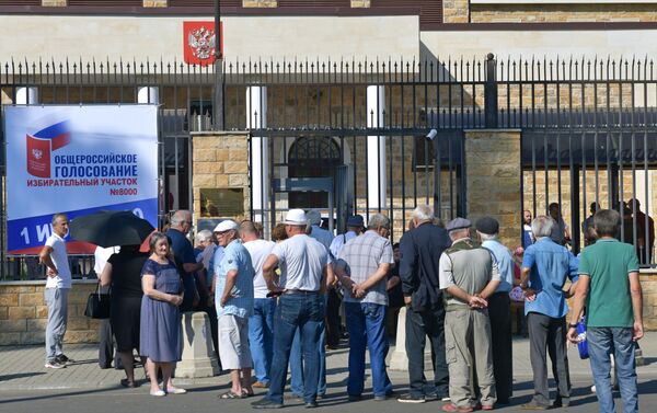Очередь возле избирательного участка №8000 в городу Сухуме в Абхазии, где проходит голосование по вопросу одобрения изменений в Конституцию РФ - Sputnik Узбекистан