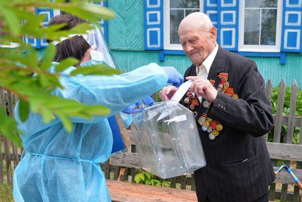 В России проходит заключительный день голосования по поправкам к Конституции - Sputnik Узбекистан