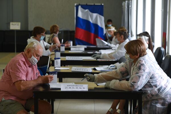 Мужчина голосует по вопросу одобрения изменений в Конституцию России на избирательном участке №1954 в Новосибирске - Sputnik Узбекистан