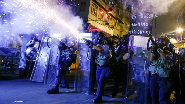 Сотрудники полиции пускают слезоточивый газ во время протестов в Гонконге - Sputnik Ўзбекистон