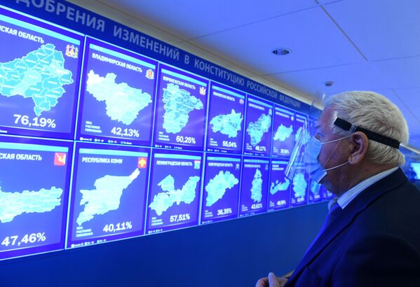 Мужчина смотрит на информационное табло в информационном центре Центральной избирательной комиссии России в Москве.  - Sputnik Узбекистан