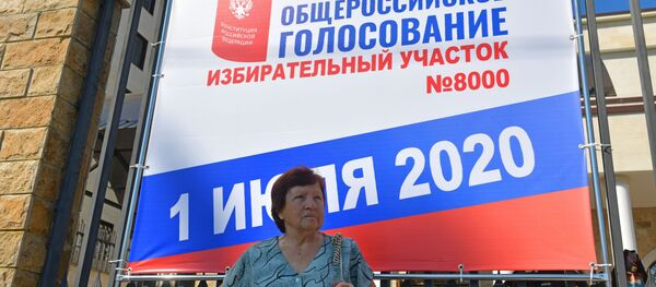 Женщина возле избирательного участка №8000 в городе Сухуме в Абхазии, где проходит голосование по вопросу одобрения изменений в Конституцию России. Женщина возле избирательного участка №8000 в городе Сухуме в Абхазии, где проходит голосование по вопросу одобрения изменений в Конституцию России. - Sputnik Узбекистан