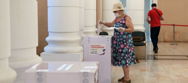 Голосование по поправкам к Конституции РФ в Ташкенте Голосование по поправкам к Конституции РФ в Ташкенте - Sputnik Ўзбекистон