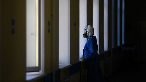 Врач у окна в госпитале для лечения зараженных коронавирусной инфекцией COVID-19 - Sputnik Узбекистан