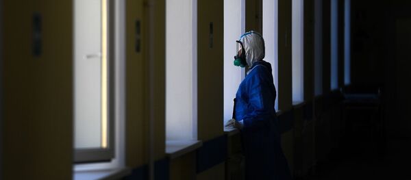 Врач у окна в госпитале для лечения зараженных коронавирусной инфекцией COVID-19 Врач у окна в госпитале для лечения зараженных коронавирусной инфекцией COVID-19 - Sputnik Ўзбекистон