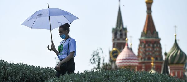 Devushka v prirodno-landshaftnom parke Zaradye v Moskve - Sputnik O‘zbekiston